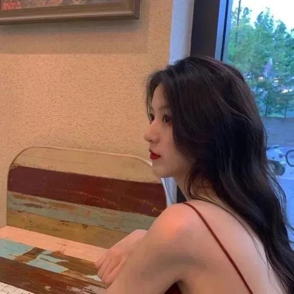 踉跄的女孩